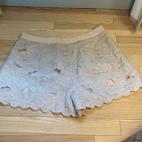 H&M nude floral appliqué shorts Size EU 40 or CA 10 - Picture 3 of 6